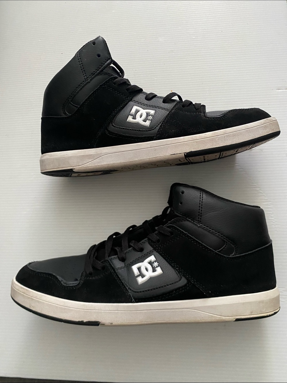 DC Cure Women's size 10.5 White black High-Top Skate Sneakers trainers
